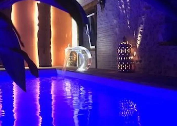 Дом отдыха Ancien Fournil Cosy Avec Piscine Couverte, Parc Verdoyant Et Sauna, A 30 Mn Du Mans - Fr-1-410-432