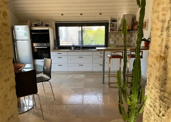 Дом отдыха Ancien Fournil Cosy Avec Piscine Couverte, Parc Verdoyant Et Sauna, A 30 Mn Du Mans - Fr-1-410-432